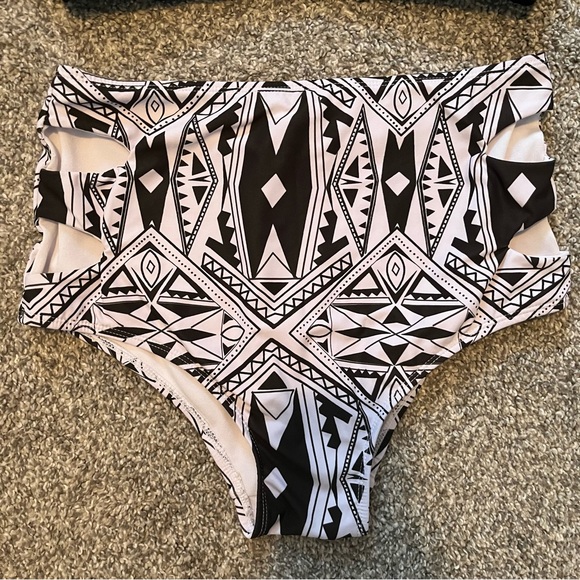 Black & White Bikini - Picture 3 of 7